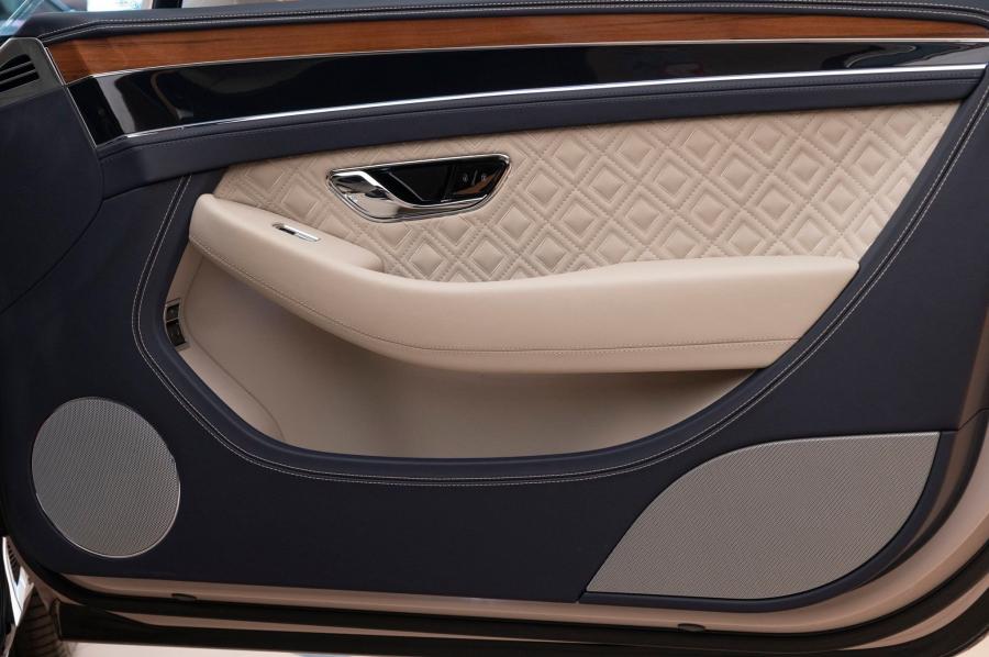 Детали интерьера Bentley Continental GT 2020 года  (UAE) (фото 9 из 10)